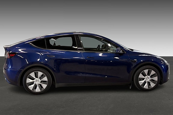 Tesla Model Y 4 of 5