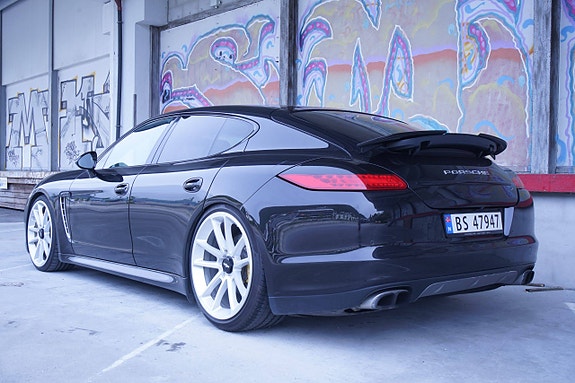 Porsche Panamera Turbo 3 of 5