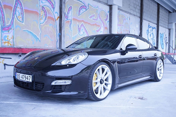 Porsche Panamera Turbo 2 of 5