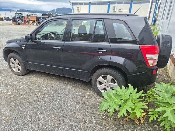 Suzuki Grand Vitara 3 of 5