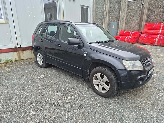Suzuki Grand Vitara 2 of 5