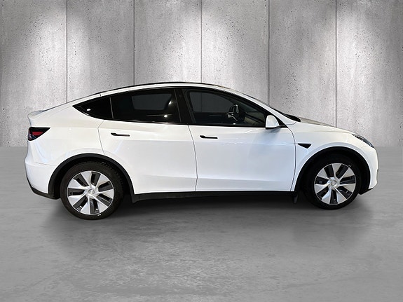 Tesla Model Y 4 of 5