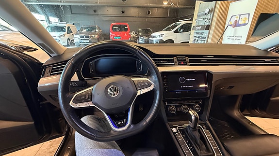 Volkswagen Passat 12 of 17