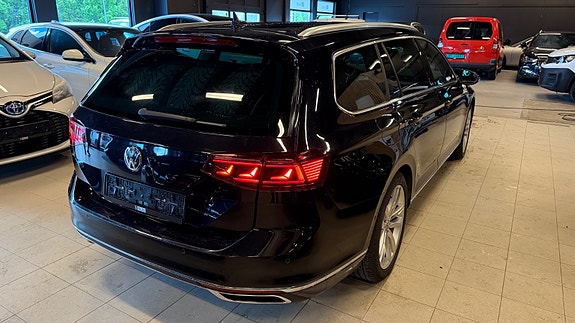 Volkswagen Passat 2 of 17