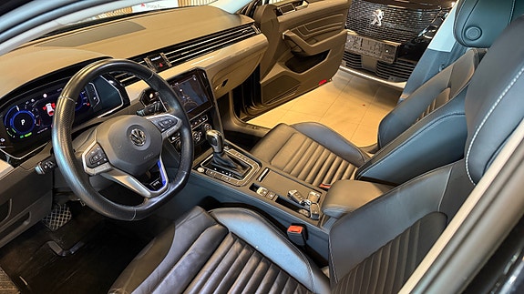 Volkswagen Passat 5 of 17