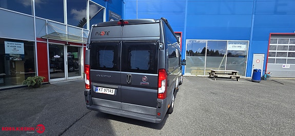 Pilote V630 Bybobil med 2 enkle senger og mye utstyr klar for både fricamp og vanlig Camping 3 of 5