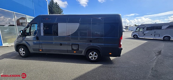 Pilote V630 Bybobil med 2 enkle senger og mye utstyr klar for både fricamp og vanlig Camping 2 of 5