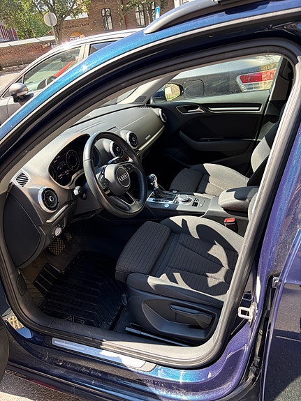 Audi e-tron 9 of 14