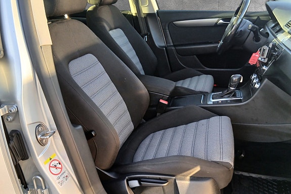 Volkswagen Passat 14 of 30