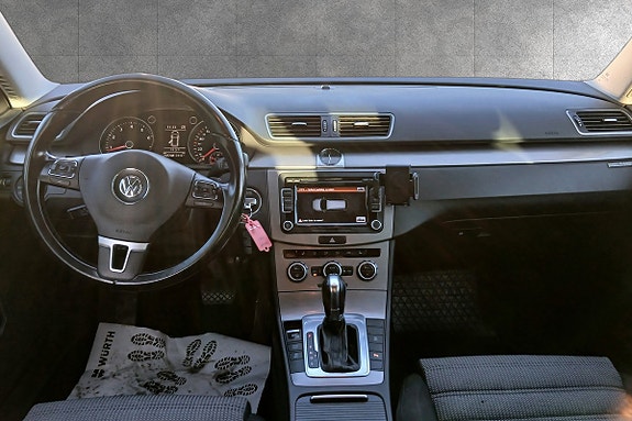 Volkswagen Passat 10 of 30
