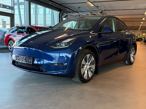 Tesla Model Y 3 of 5