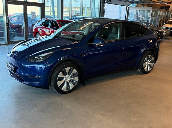 Tesla Model Y 4 of 5