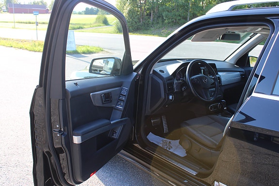 Mercedes-Benz GLK250 14 of 30