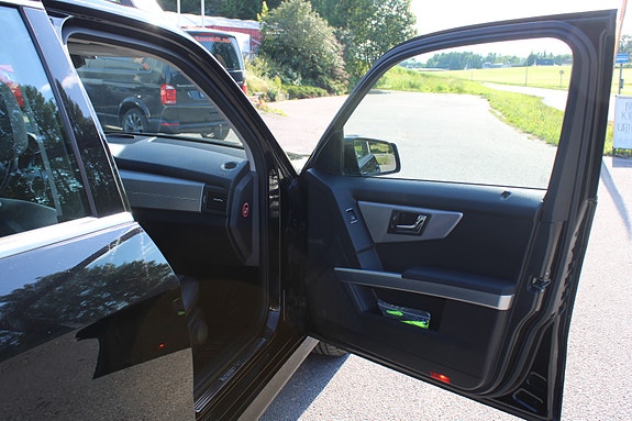 Mercedes-Benz GLK250 27 of 30