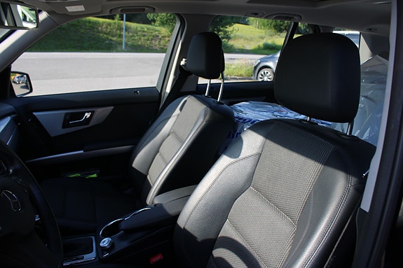 Mercedes-Benz GLK250 17 of 30