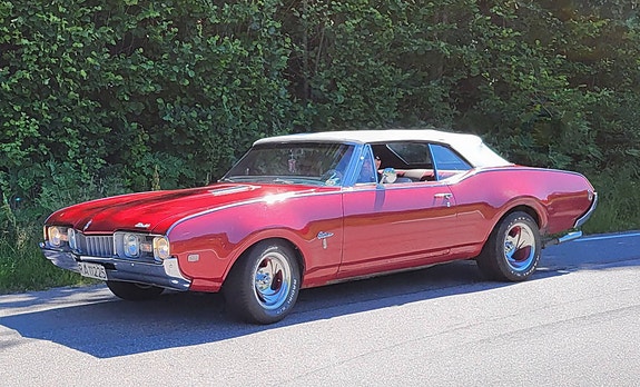 Oldsmobile Cutlass 2 of 5