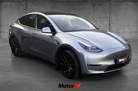 Tesla Model Y 3 of 5