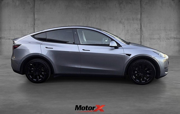 Tesla Model Y 4 of 5