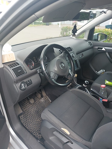 Volkswagen Touran 2 of 5