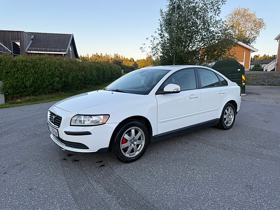 Volvo S40 2 of 5