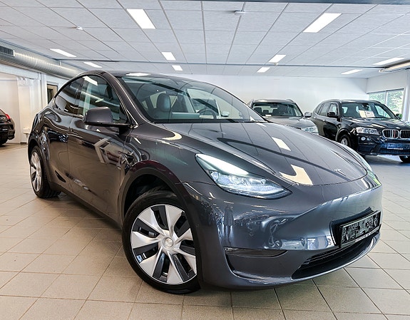 Tesla Model Y 3 of 5