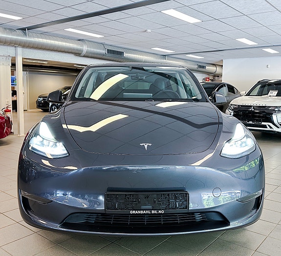 Tesla Model Y 4 of 5