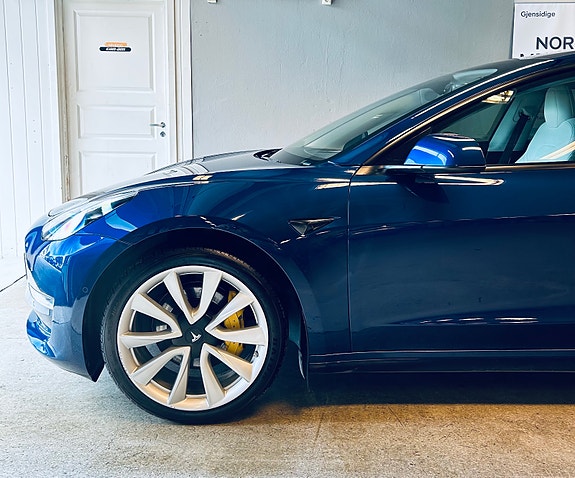 Tesla Model 3 4 of 5