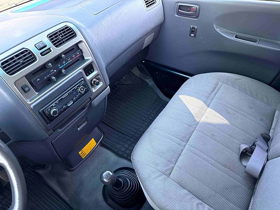 Toyota HiAce 15 of 27