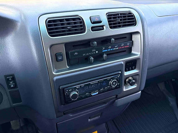 Toyota HiAce 16 of 27
