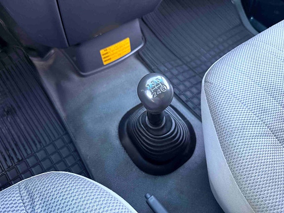 Toyota HiAce 17 of 27