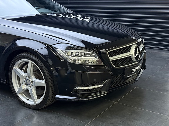 Mercedes-Benz CLS500 3 of 5