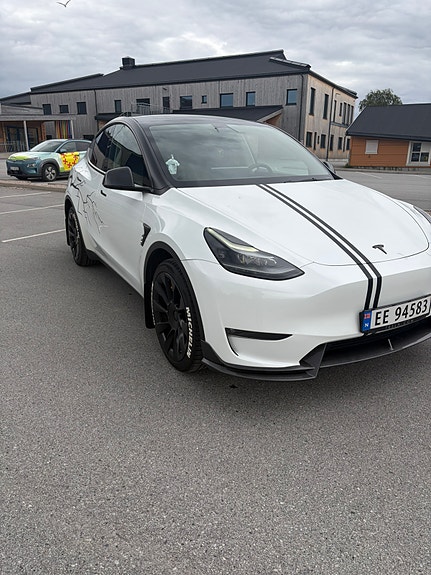 Tesla Model Y 3 of 5