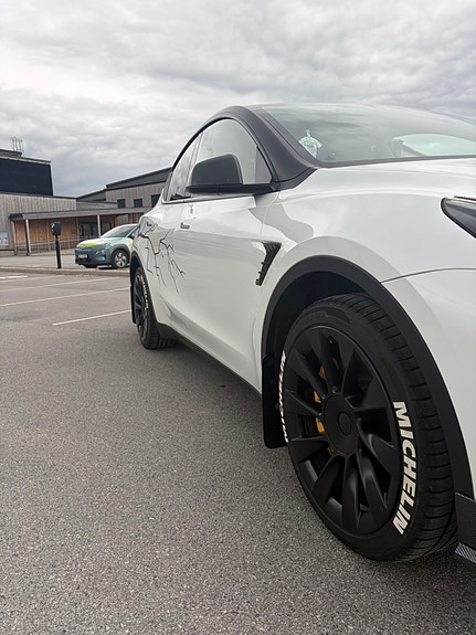 Tesla Model Y 5 of 5