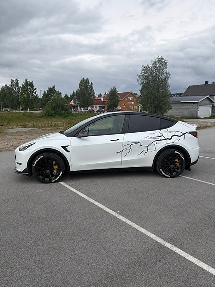 Tesla Model Y 4 of 5