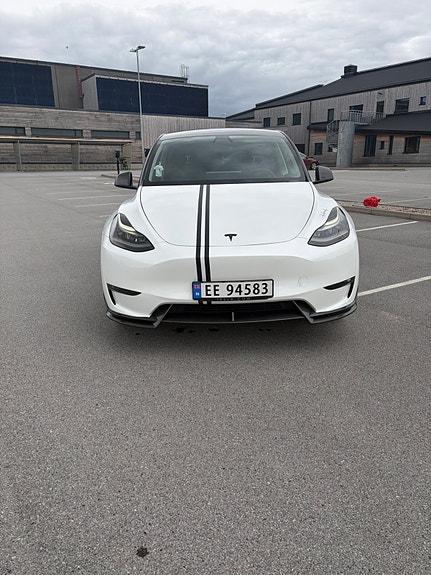Tesla Model Y 2 of 5