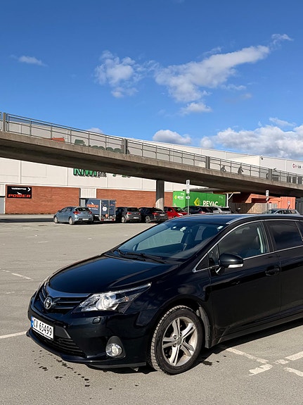 Toyota Avensis 2 of 5