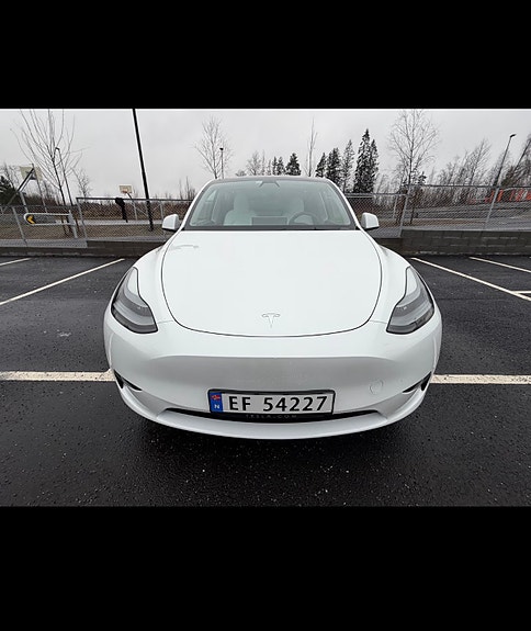 Tesla Model Y 4 of 5