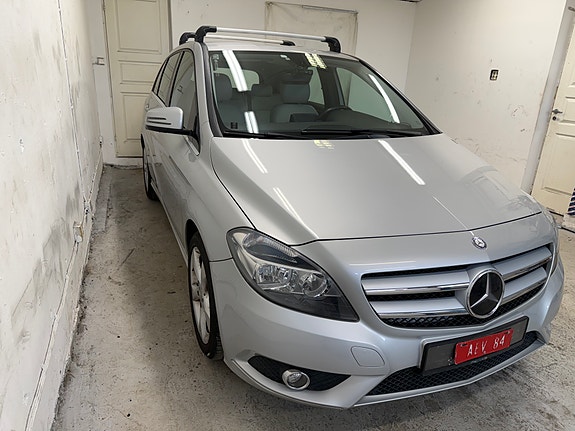 Mercedes-Benz B180 3 of 5