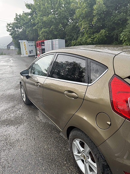 Ford Fiesta 4 of 5