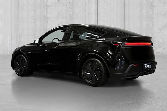 Tesla Model Y 5 of 5