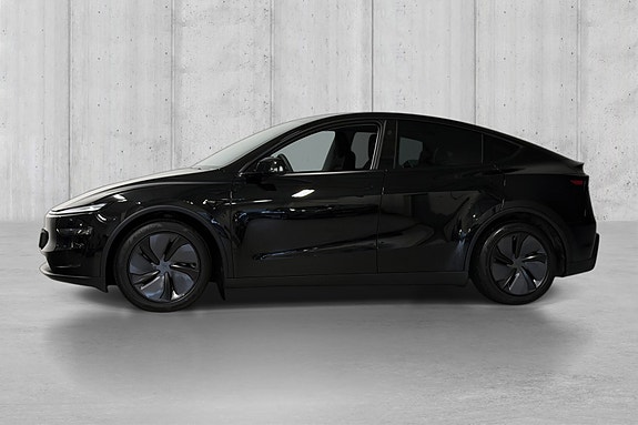 Tesla Model Y 4 of 5