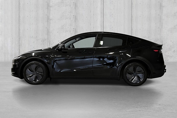 Tesla Model Y 3 of 5