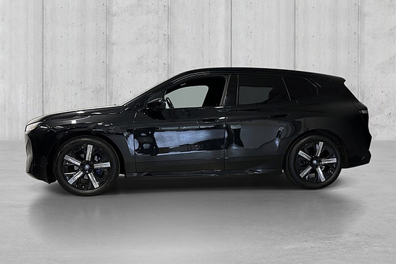BMW iX 4 of 5