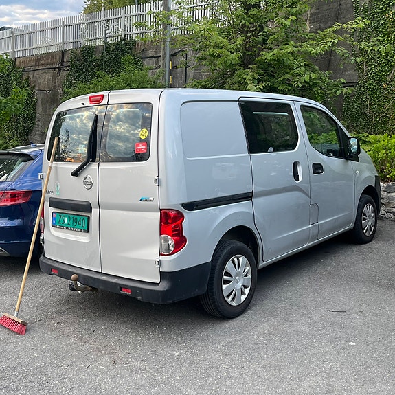 Nissan NV200 2 of 5