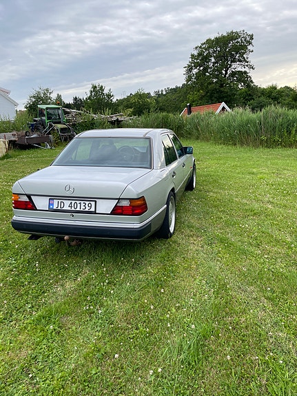 Mercedes-Benz 300 E 3 of 15