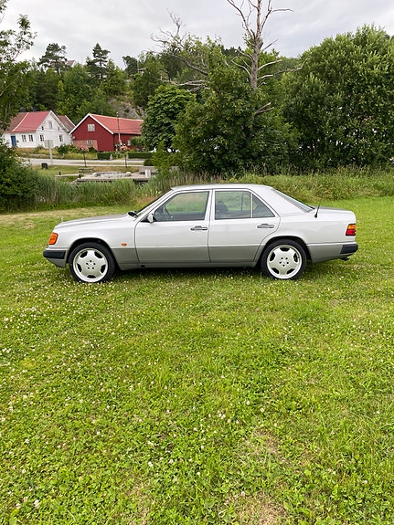 Mercedes-Benz 300 E 11 of 15