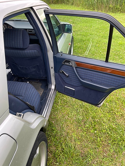 Mercedes-Benz 300 E 8 of 15