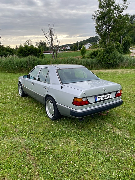 Mercedes-Benz 300 E 4 of 15
