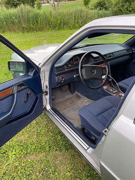 Mercedes-Benz 300 E 5 of 15