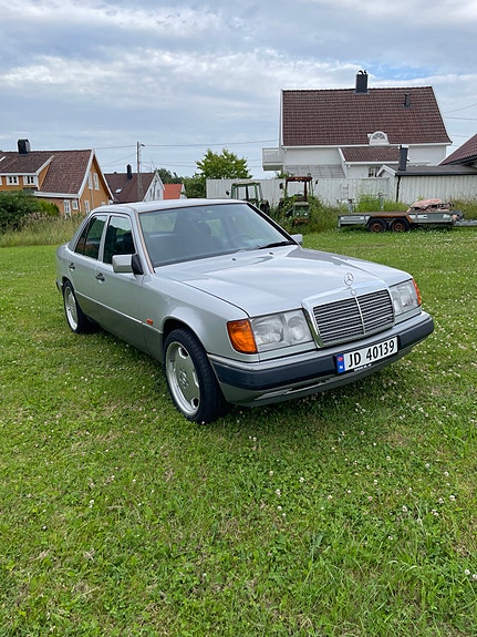 Mercedes-Benz 300 E 2 of 15